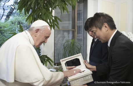 ■ローマ教皇、支援チーム 学生リーダーの松元大氏（中央）、代表取締役社長 金子智樹（右）