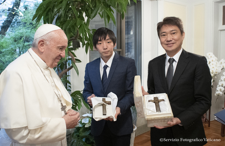 ■ローマ教皇より、被災者の方々への悲しみを癒し、そして希望の明日のために、祈りと祝福をいただく。