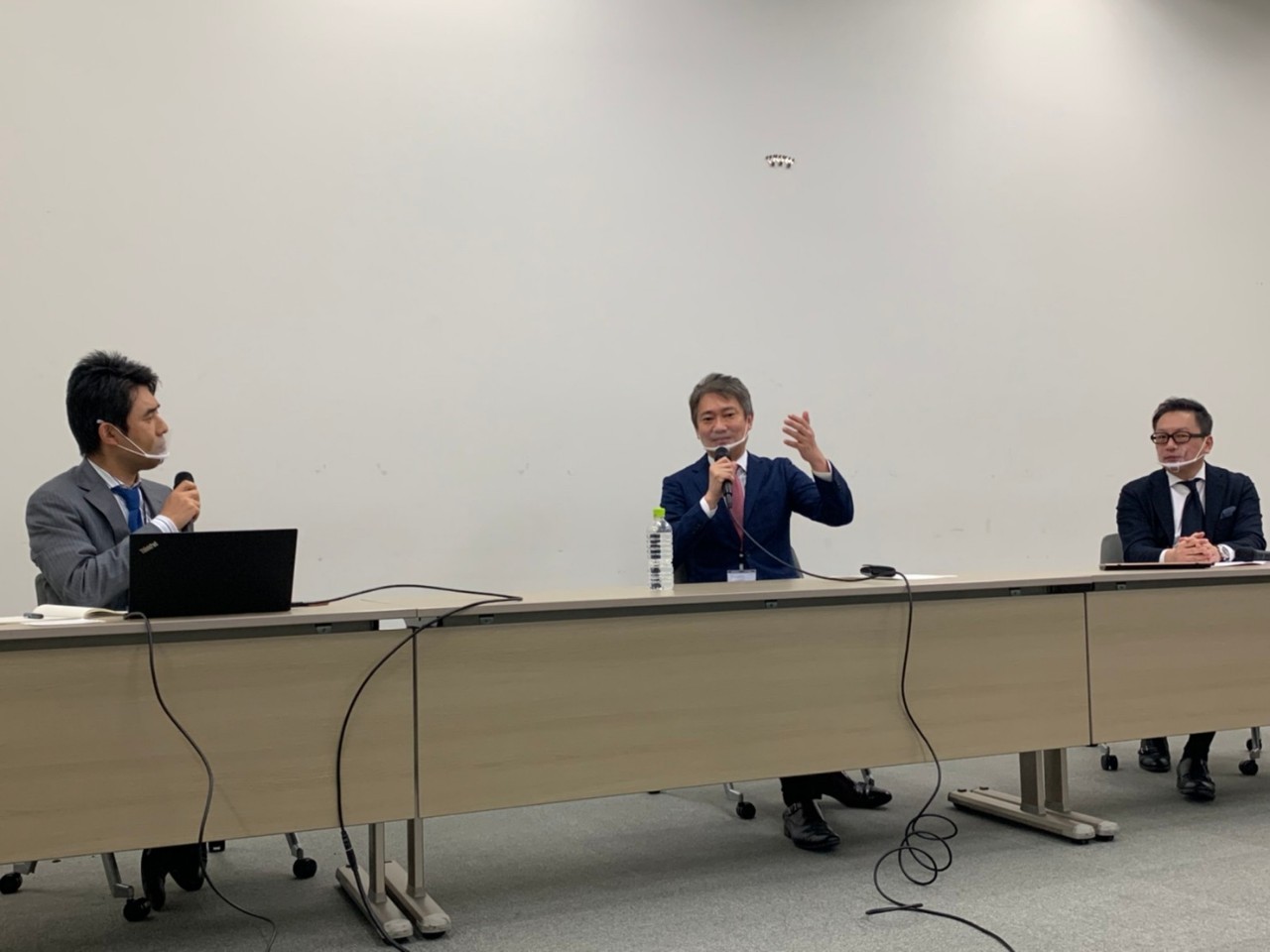 左は、モデレーターの経済産業省　大臣官房秘書課　政策企画委員　課長補佐　茂木高志